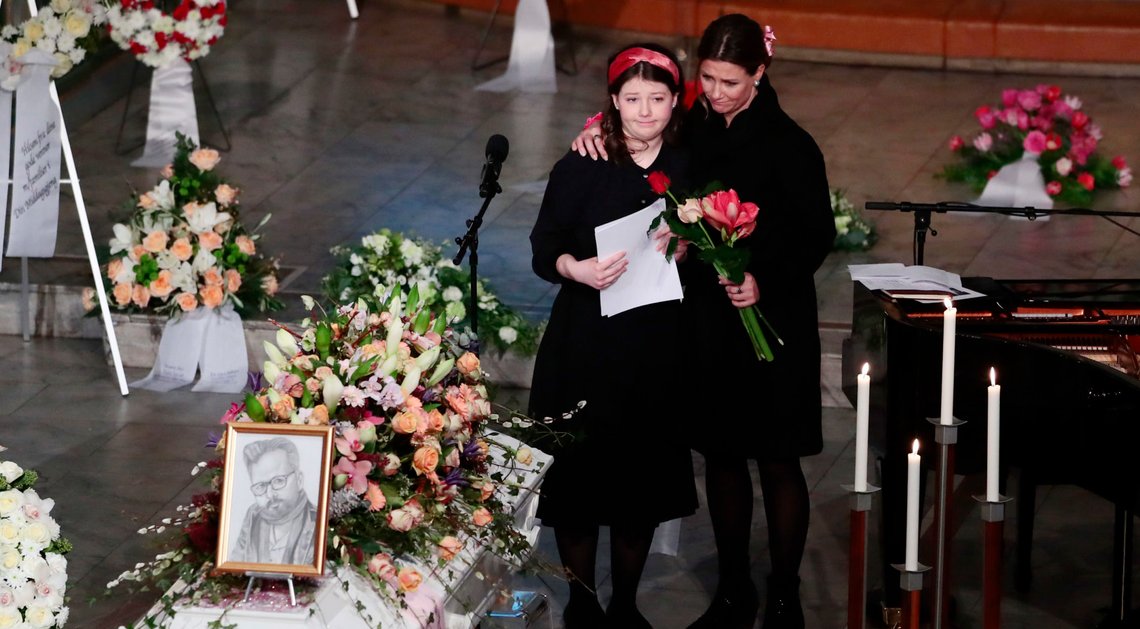 Oslo 20200103.
Maud Angelica Behn satte et portrett hun selv har tegnet på kisten og holdt minneord for sin far Ari Behn under bisettelsen i Oslo domkirke. Prinsesse Märtha Louise til høyre.
POOL
Foto: Haakon Mosvold Larsen / NTB scanpix Oslo 20200103.
Maud Angelica Behn satte et portrett hun selv har tegnet på kisten og holdt minneord for sin far Ari Behn under bisettelsen i Oslo domkirke. Prinsesse Märtha Louise til høyre.
POOL
Foto: Haakon Mosvold Larsen / NTB scanpix