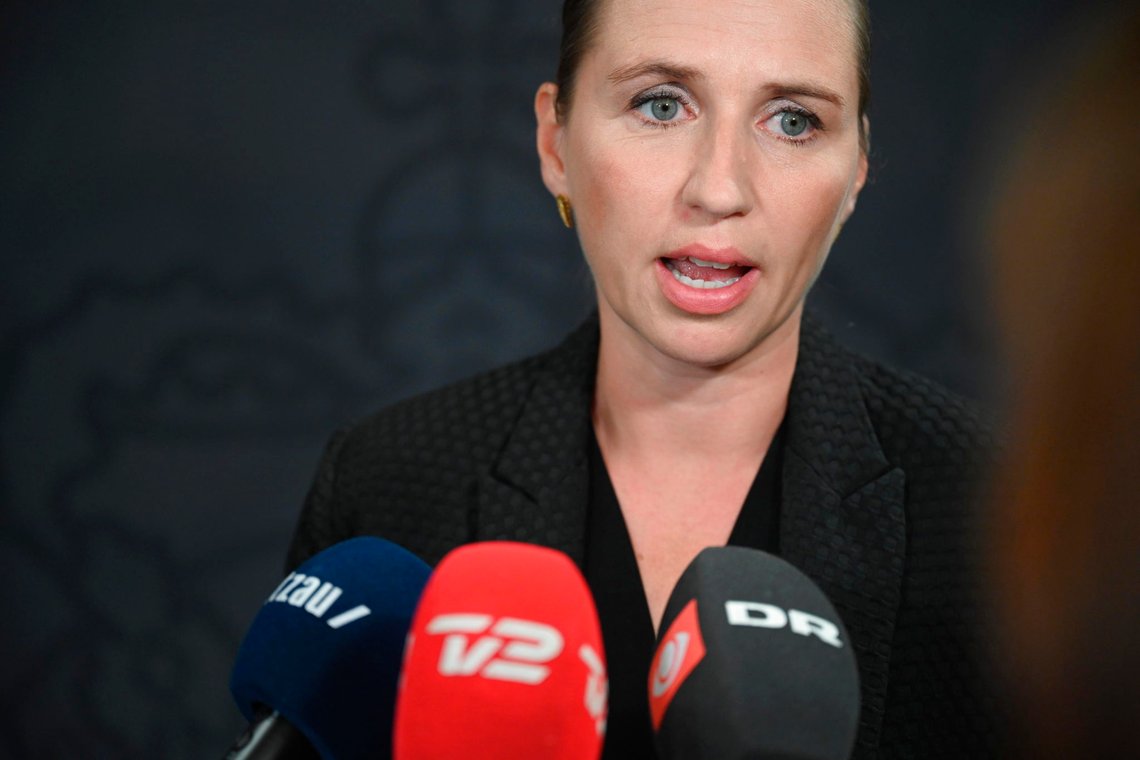 København, Danmark 20190807.
Statsminister Mette Frederiksen holder doorstep om eksplosion ved Skattestyrelsen, i Spejlsalen på Christiansborg i København, onsdag den 7. august 2019.
Foto: Philip Davali / Ritzau Scanpix / NTB scanpix København, Danmark 20190807.
Statsminister Mette Frederiksen holder doorstep om eksplosion ved Skattestyrelsen, i Spejlsalen på Christiansborg i København, onsdag den 7. august 2019.
Foto: Philip Davali / Ritzau Scanpix / NTB scanpix
