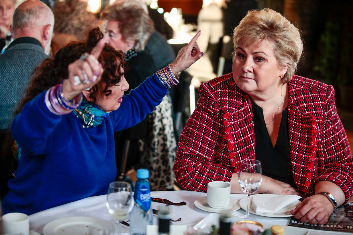 Oslo 20200124.
Raya Bielenberg (t.v.) sammen med statsminister Erna Solberg på HL-senteret i Oslo. Statsministeren besøkte senteret for å møte norske romer og jøder, noen som selv ble reddet og noen som er etterkommere av mennesker som ble reddet fra katastrofen under andre verdenskrig.
Foto: Lise Åserud / NTB scanpix Oslo 20200124.
Raya Bielenberg (t.v.) sammen med statsminister Erna Solberg på HL-senteret i Oslo. Statsministeren besøkte senteret for å møte norske romer og jøder, noen som selv ble reddet og noen som er etterkommere av mennesker som ble reddet fra katastrofen under andre verdenskrig.
Foto: Lise Åserud / NTB scanpix