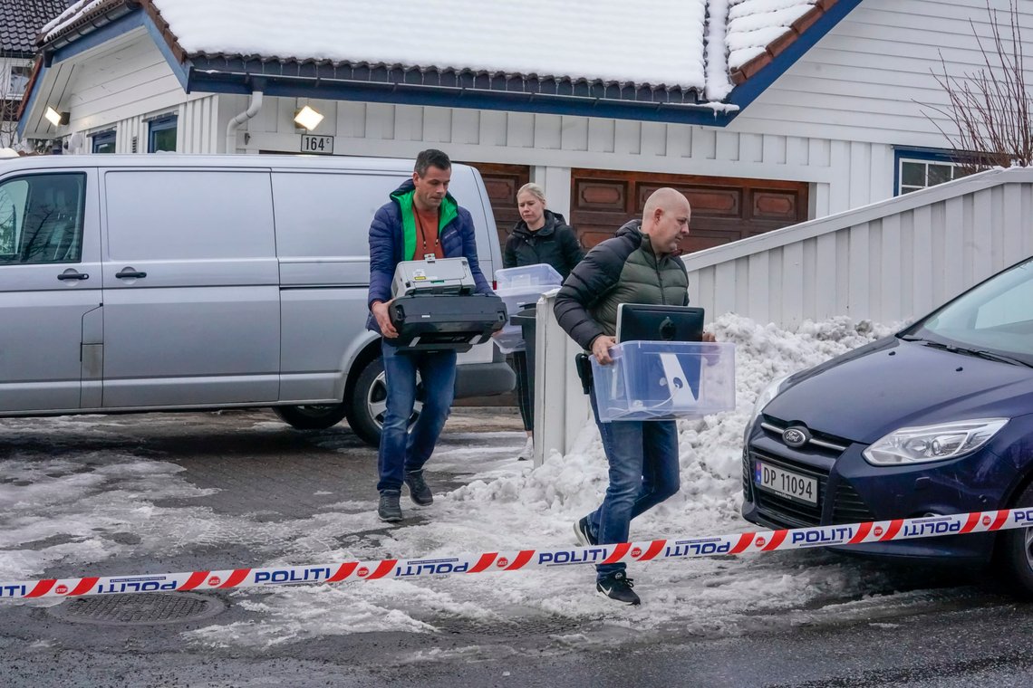 Oslo 20190314.
Politiet bærer ut beslag fra boligen til justisminister Tor Mikkel Wara på Røa i Oslo. Laila Anita Bertheussen er siktet for å ha tent på parets bil natt til 10. mars for å vekke mistanke om at en straffbar handling er begått, uten at den er det. Hun ble pågrepet av PST torsdag.
Foto: Heiko Junge / NTB scanpix Oslo 20190314.
Politiet bærer ut beslag fra boligen til justisminister Tor Mikkel Wara på Røa i Oslo. Laila Anita Bertheussen er siktet for å ha tent på parets bil natt til 10. mars for å vekke mistanke om at en straffbar handling er begått, uten at den er det. Hun ble pågrepet av PST torsdag.
Foto: Heiko Junge / NTB scanpix