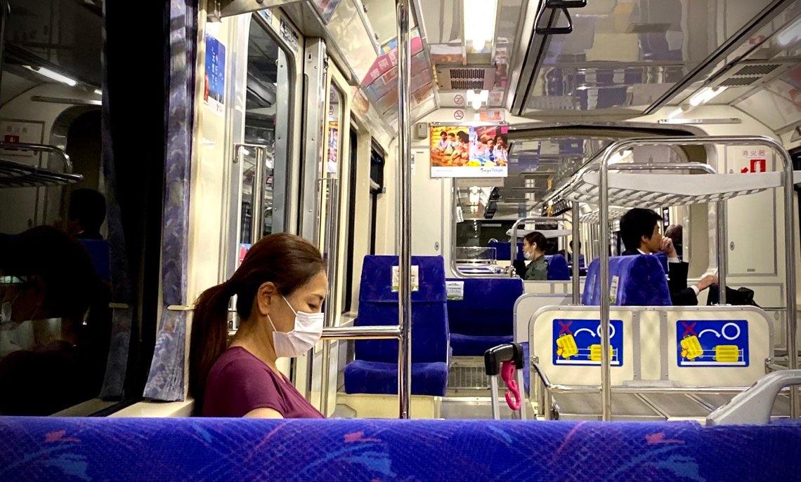 Tokyo, Japan 20191018.
God plass på undergrunnen på kveldstid i Tokyo, men mange japanere har munnbindet på mens de ferdes rundt i byen.
Foto: Erik Johansen / NTB scanpix Tokyo, Japan 20191018.
God plass på undergrunnen på kveldstid i Tokyo, men mange japanere har munnbindet på mens de ferdes rundt i byen.
Foto: Erik Johansen / NTB scanpix