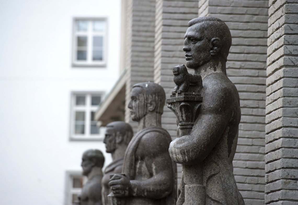 Mannlige skulpturer utenfor Bergen tinghus.
Foto: Marit Hommedal / NTB scanpix Mannlige skulpturer utenfor Bergen tinghus.
Foto: Marit Hommedal / NTB scanpix
