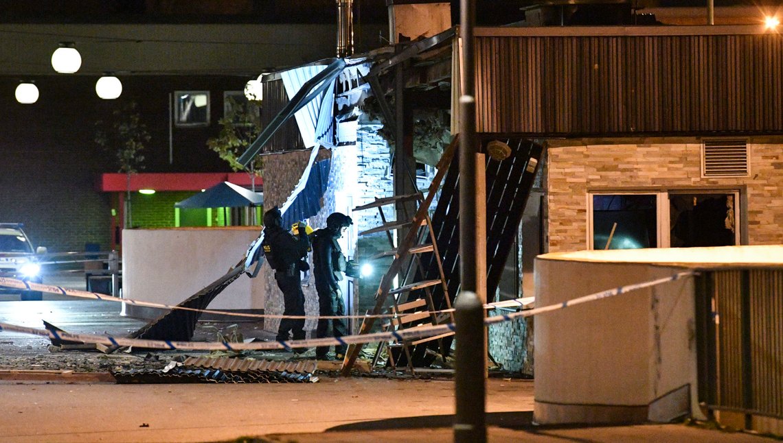 MALMÖ, SVERIGE 20181121.
Polisens nationella bombskydd undersöker en restaurang vid Rosengårds centrum i Malmö efter en explosion natten till onsdagen. Detonationen hördes över stora delar Malmö.
Foto: Johan Nilsson/TT / NTB scanpix MALMÖ, SVERIGE 20181121.
Polisens nationella bombskydd undersöker en restaurang vid Rosengårds centrum i Malmö efter en explosion natten till onsdagen. Detonationen hördes över stora delar Malmö.
Foto: Johan Nilsson/TT / NTB scanpix