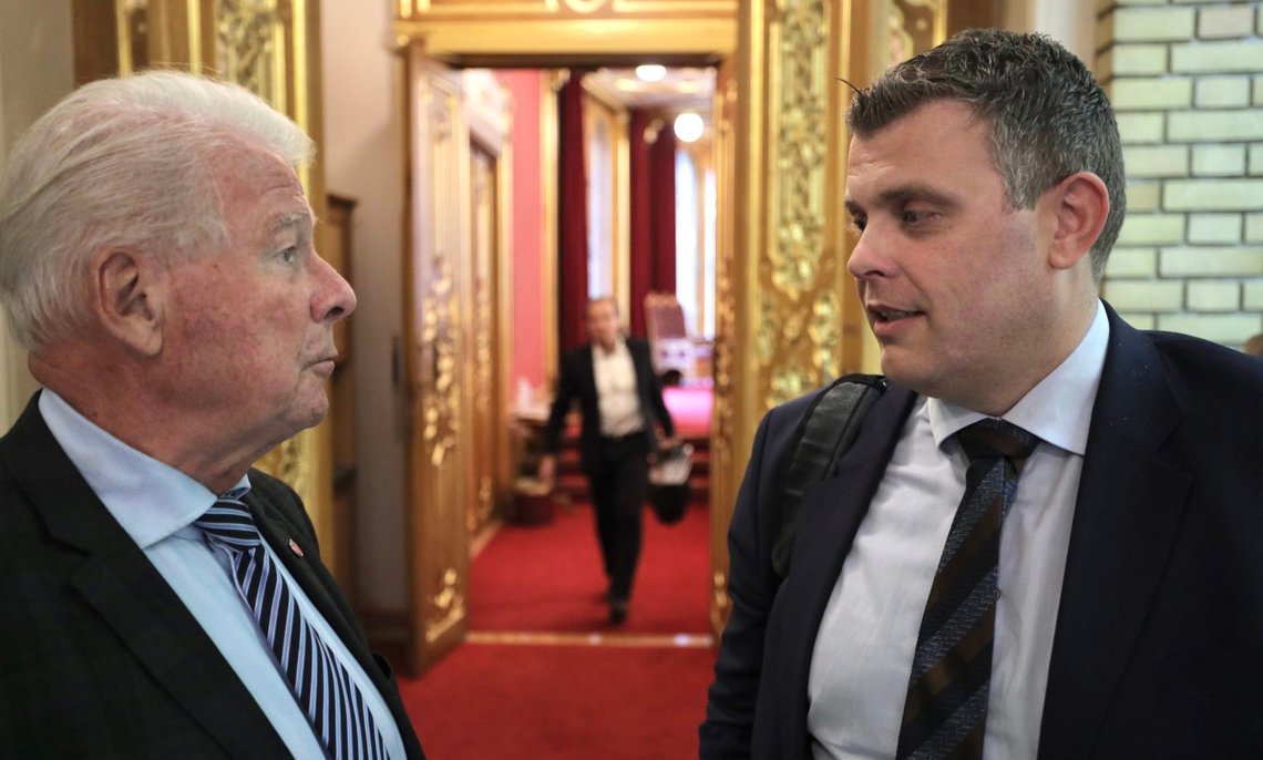 Oslo 20191120.
Justisminister Jøran Kallmyr (Frp) under Stortingets spørretime onsdag. Her i samtale med Carl I. Hagen.
Foto: Ørn E. Borgen / NTB scanpix Oslo 20191120.
Justisminister Jøran Kallmyr (Frp) under Stortingets spørretime onsdag. Her i samtale med Carl I. Hagen.
Foto: Ørn E. Borgen / NTB scanpix