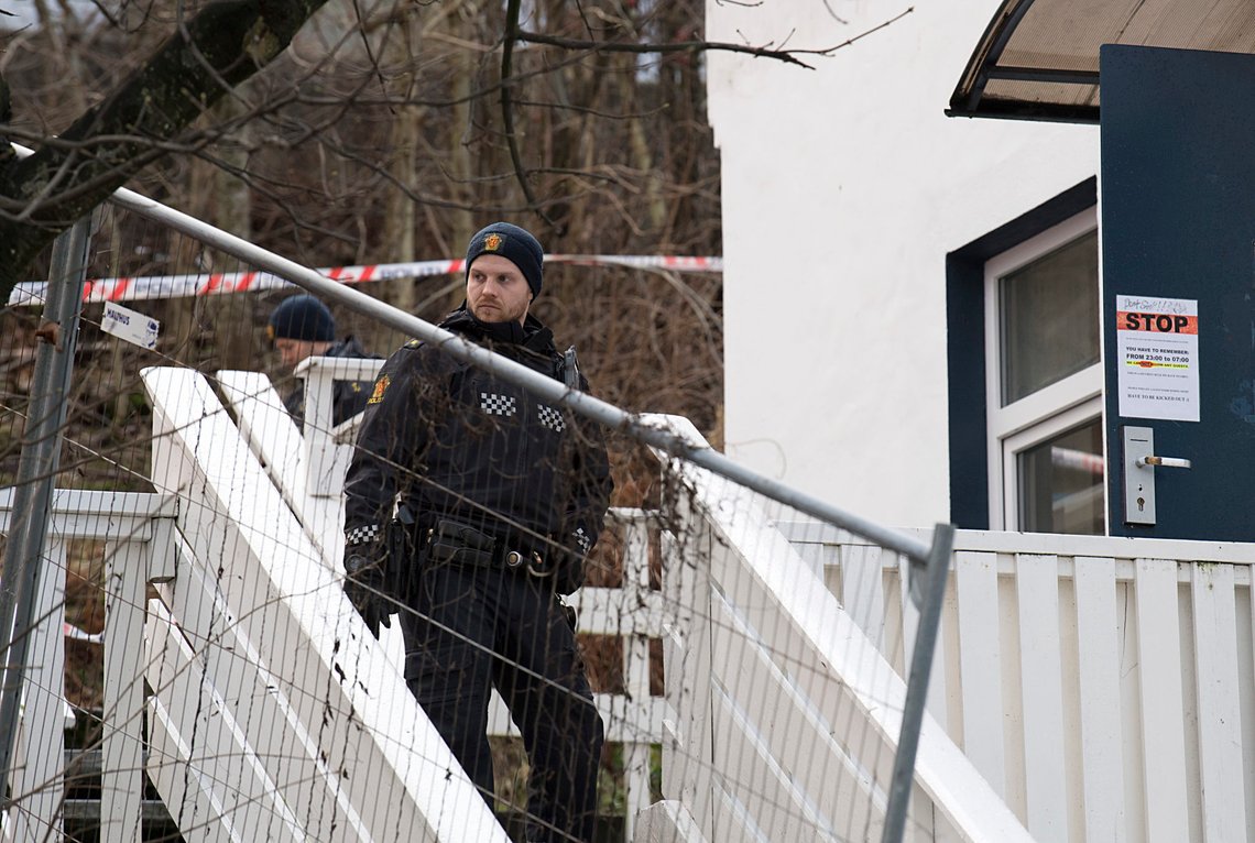 Bergen 20200114.
Politiet driver etterforskning ved et hospits i byen etter at en kvinne og mann ble funnet ved Osavatnet i Gullfjellvegen og to menn er pågrepet i Bergen og siktet for drap eller medvirkning til drap.
Foto: Marit Hommedal / NTB scanpix Bergen 20200114.
Politiet driver etterforskning ved et hospits i byen etter at en kvinne og mann ble funnet ved Osavatnet i Gullfjellvegen og to menn er pågrepet i Bergen og siktet for drap eller medvirkning til drap.
Foto: Marit Hommedal / NTB scanpix