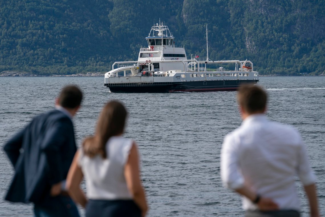 Bergen 20190801.
Den hel-elektriske ferja Ampere på vei til Oppedi Sognefjorden.
Foto: Heiko Junge / NTB scanpix Bergen 20190801.
Den hel-elektriske ferja Ampere på vei til Oppedi Sognefjorden.
Foto: Heiko Junge / NTB scanpix