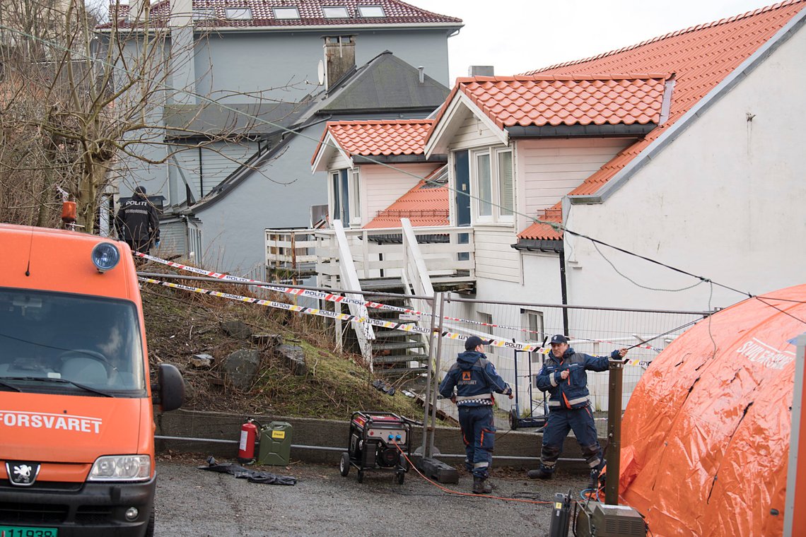 Bergen 20200114.
Politiet driver etterforskning ved et hospits i byen og et telt blir montert etter at en kvinne og mann ble funnet ved Osavatnet i Gullfjellvegen og to menn er pågrepet i Bergen og siktet for drap eller medvirkning til drap.
Foto: Marit Hommedal / NTB scanpix Bergen 20200114.
Politiet driver etterforskning ved et hospits i byen og et telt blir montert etter at en kvinne og mann ble funnet ved Osavatnet i Gullfjellvegen og to menn er pågrepet i Bergen og siktet for drap eller medvirkning til drap.
Foto: Marit Hommedal / NTB scanpix