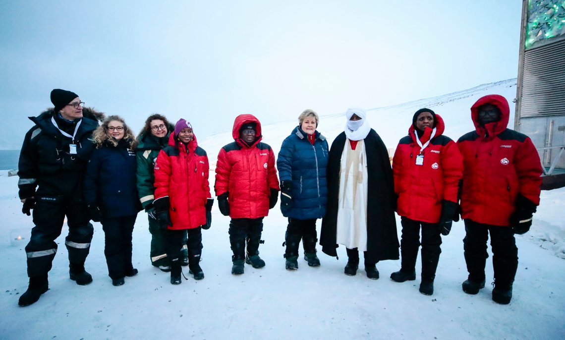 Longyearbyen 20200225.
Statsminister Erna Solberg (midten), landbruks- og matminister Olaug V. Bollestad (KrF) og Ghanas president Nanna Addo Dankwa Akufo-Addo (midten) besøker Svalbard globale frøhvelv. Representanter fra mange land og universiteter ankom hvelvet med nye frø.
Foto: Lise Åserud / NTB scanpix Longyearbyen 20200225.
Statsminister Erna Solberg (midten), landbruks- og matminister Olaug V. Bollestad (KrF) og Ghanas president Nanna Addo Dankwa Akufo-Addo (midten) besøker Svalbard globale frøhvelv. Representanter fra mange land og universiteter ankom hvelvet med nye frø.
Foto: Lise Åserud / NTB scanpix