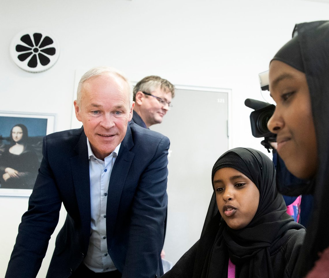 OSLO 20190318.
Kunnskaps- og integreringsminister Jan Tore Sanner snakker med Aliya Mohamed (14) (midten) og Safa Yusof (14) idet han besøker elvene på kunst og håndverksfag ved Sofienberg skole, der han la fram forslag til nye læreplanar i skolen.
Fagfornyinga er den største endringa i norsk skole sidan Kunnskapsløftet blei innført i 2006.
Foto: Berit Roald / NTB scanpix OSLO 20190318.
Kunnskaps- og integreringsminister Jan Tore Sanner snakker med Aliya Mohamed (14) (midten) og Safa Yusof (14) idet han besøker elvene på kunst og håndverksfag ved Sofienberg skole, der han la fram forslag til nye læreplanar i skolen.
Fagfornyinga er den største endringa i norsk skole sidan Kunnskapsløftet blei innført i 2006.
Foto: Berit Roald / NTB scanpix