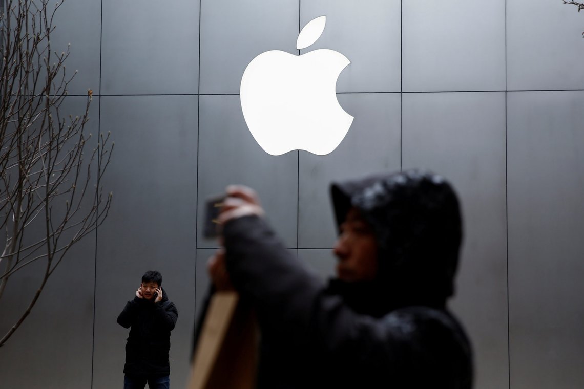 FILE PHOTO: People use their phones outside an Apple store in Beijing, China January 7, 2019. REUTERS/Thomas Peter/File Photo GLOBAL BUSINESS WEEK AHEAD FILE PHOTO: People use their phones outside an Apple store in Beijing, China January 7, 2019. REUTERS/Thomas Peter/File Photo GLOBAL BUSINESS WEEK AHEAD