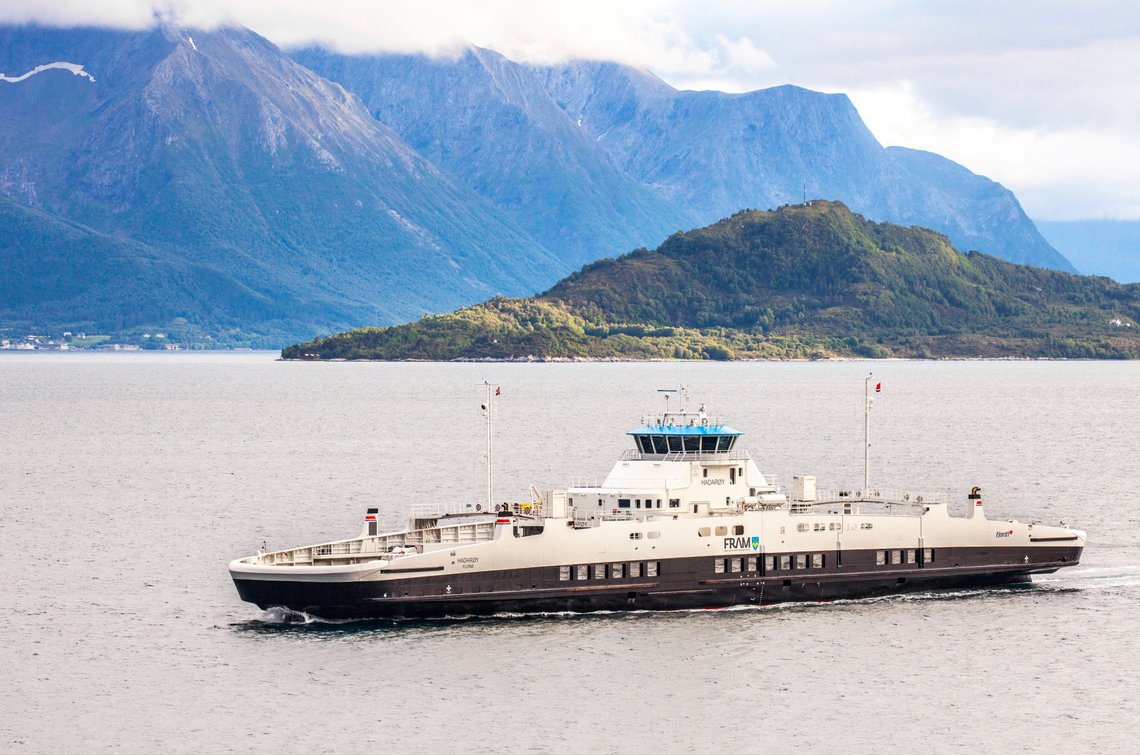 Sulesund 20190626
Bilfergen MF "Hadarøy" fra Fjord1, drives av batteri, og trafikkerer fergestrekningen Hareid - Sulesund i Møre og Romsdal.
Batteridrift, elferge, batteriferge.
Foto: Halvard Alvik / NTB scanpix Sulesund 20190626
Bilfergen MF "Hadarøy" fra Fjord1, drives av batteri, og trafikkerer fergestrekningen Hareid - Sulesund i Møre og Romsdal.
Batteridrift, elferge, batteriferge.
Foto: Halvard Alvik / NTB scanpix