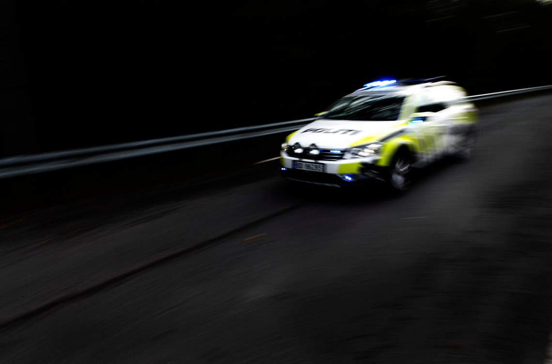 OSLO, Norge 20160927.
Politiet i arbeid. Politibilen i fart.
NB! Modellklarert til redaksjonell bruk.
Foto: Gorm Kallestad / NTB scanpix OSLO, Norge 20160927.
Politiet i arbeid. Politibilen i fart.
NB! Modellklarert til redaksjonell bruk.
Foto: Gorm Kallestad / NTB scanpix