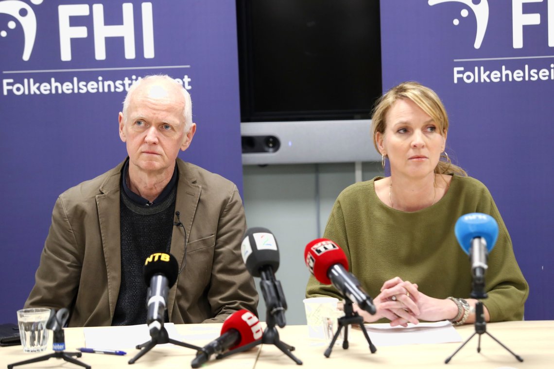 Oslo 20200226.
Folkehelseinstituttet innkaller til pressekonferanse om situasjonen i Norge i forbindelse med spredningen av koronaviruset. Tilstede er områdedirektør Geir Bukholm (t.v.) og avdelingsdirektør Line Vold ved Folkehelseinstituttet.
Foto: Terje Bendiksby / NTB scanpix Oslo 20200226.
Folkehelseinstituttet innkaller til pressekonferanse om situasjonen i Norge i forbindelse med spredningen av koronaviruset. Tilstede er områdedirektør Geir Bukholm (t.v.) og avdelingsdirektør Line Vold ved Folkehelseinstituttet.
Foto: Terje Bendiksby / NTB scanpix