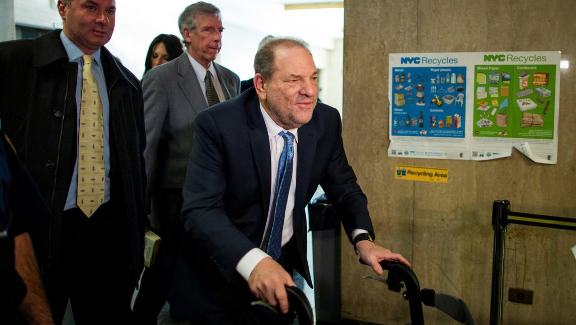Filmprodusenten Harvey Weinstein kan risikere å få en straff på over 100 år i fengsel. Foto: REUTERS/Eduardo Munoz Filmprodusenten Harvey Weinstein kan risikere å få en straff på over 100 år i fengsel. Foto: REUTERS/Eduardo Munoz
