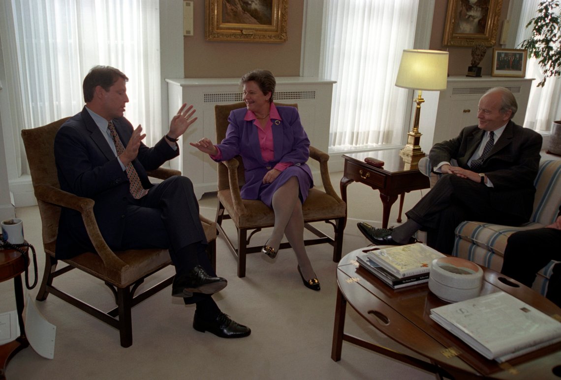 New York, USA 19930929.
Statsminister Gro Harlem Brundtland besøker USA. Hun hadde møte med visepresident Al Gore (t.v.) i Det hvite hus. Norges ambassadør i USA, Kjeld Vibe (t.h.). Møtet gjaldt evt. sanksjoner mot norsk hvalfangst.
Foto Aleksander Nordahl / NTB / SCANPIX New York, USA 19930929.
Statsminister Gro Harlem Brundtland besøker USA. Hun hadde møte med visepresident Al Gore (t.v.) i Det hvite hus. Norges ambassadør i USA, Kjeld Vibe (t.h.). Møtet gjaldt evt. sanksjoner mot norsk hvalfangst.
Foto Aleksander Nordahl / NTB / SCANPIX