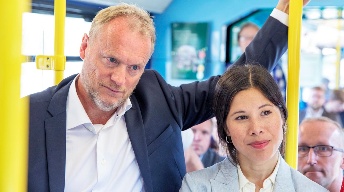 Oslo 20190809.
Byrådsleder Raymond Johansen, byråd for miljø og samferdsel Lan Marie Berg og byråd for oppvekst og kunnskap Inga Marte Thorkildsen lanserer fredag byrådets nye klimastrategi som beskriver hva Oslo må gjøre for å tilpasse seg klimaendringene. Pressekonferansen ble holdt på trikken.
Foto: Berg-Rusten, Ole / NTB scanpix Oslo 20190809.
Byrådsleder Raymond Johansen, byråd for miljø og samferdsel Lan Marie Berg og byråd for oppvekst og kunnskap Inga Marte Thorkildsen lanserer fredag byrådets nye klimastrategi som beskriver hva Oslo må gjøre for å tilpasse seg klimaendringene. Pressekonferansen ble holdt på trikken.
Foto: Berg-Rusten, Ole / NTB scanpix