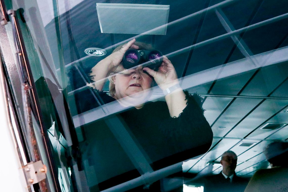 Longyearbyen 20200226.
Statsminister Erna Solberg ser på hvalross bord på MS «Polarsyssel» der hun skal høre mer om klimaendringer og livet på Svalbard.
Foto: Lise Åserud / NTB scanpix Longyearbyen 20200226.
Statsminister Erna Solberg ser på hvalross bord på MS «Polarsyssel» der hun skal høre mer om klimaendringer og livet på Svalbard.
Foto: Lise Åserud / NTB scanpix