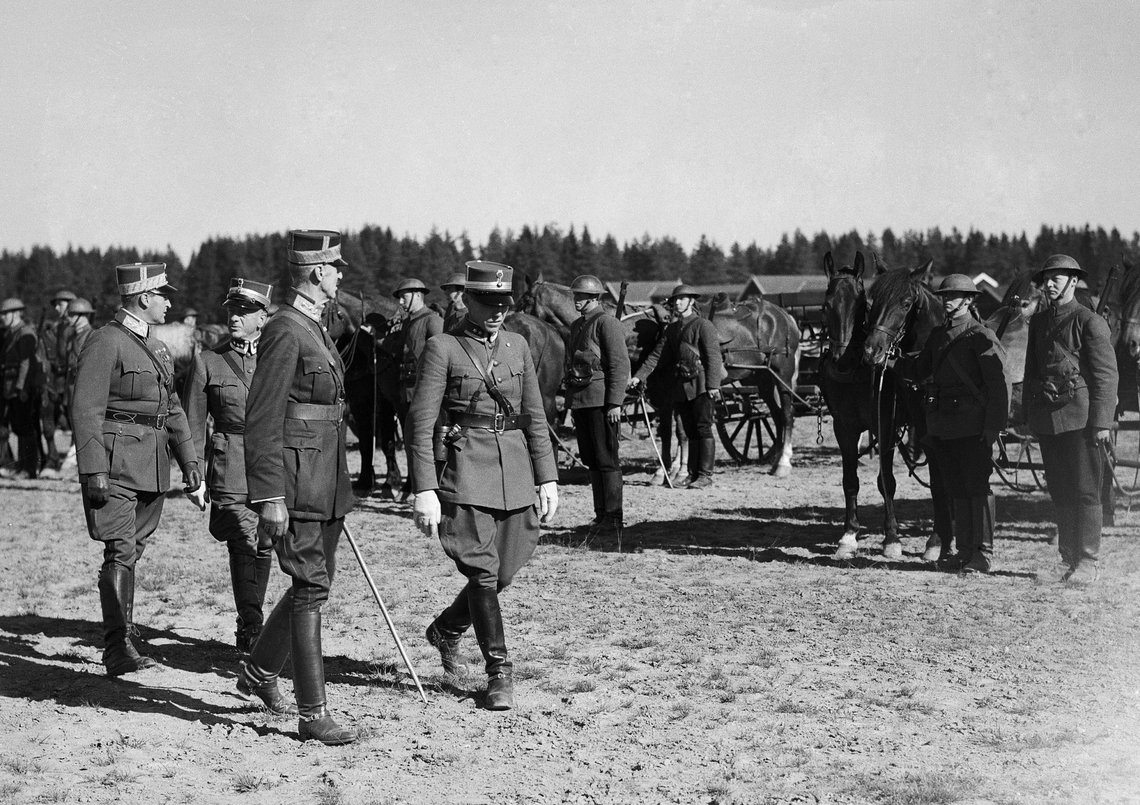 GARDERMOEN 19390920 Kong Haakon og Kronprins Olav inspiserer soldater under en militær øvelse på Gardermoen. Kong Haakon (i midten) i uniform. Kronprins Olav helt tv.
Foto: NTB / Scanpix GARDERMOEN 19390920 Kong Haakon og Kronprins Olav inspiserer soldater under en militær øvelse på Gardermoen. Kong Haakon (i midten) i uniform. Kronprins Olav helt tv.
Foto: NTB / Scanpix
