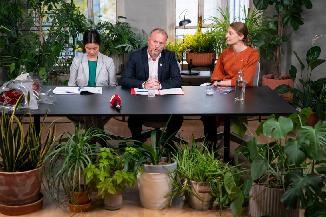 Oslo 20191022.
F.v.: Lan Marie Berg fra Miljøpartiet de Grønne, Raymond Johansen fra Arbeiderpartiet og Sunniva Holmås Eidsvoll fra Sosialistisk Venstreparti under pressekonferansen om byrådsforhandlingene i Oslo.
Foto: Håkon Mosvold Larsen / NTB scanpix Oslo 20191022.
F.v.: Lan Marie Berg fra Miljøpartiet de Grønne, Raymond Johansen fra Arbeiderpartiet og Sunniva Holmås Eidsvoll fra Sosialistisk Venstreparti under pressekonferansen om byrådsforhandlingene i Oslo.
Foto: Håkon Mosvold Larsen / NTB scanpix