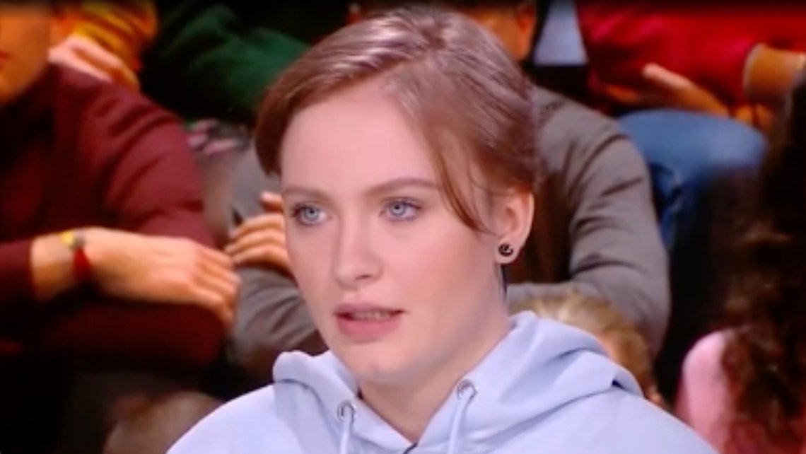 Mila kritiserte islam, og må leve med livvakter døgnet rundt. Stillbilde: TF1 / Le Figaro Mila kritiserte islam, og må leve med livvakter døgnet rundt. Stillbilde: TF1 / Le Figaro