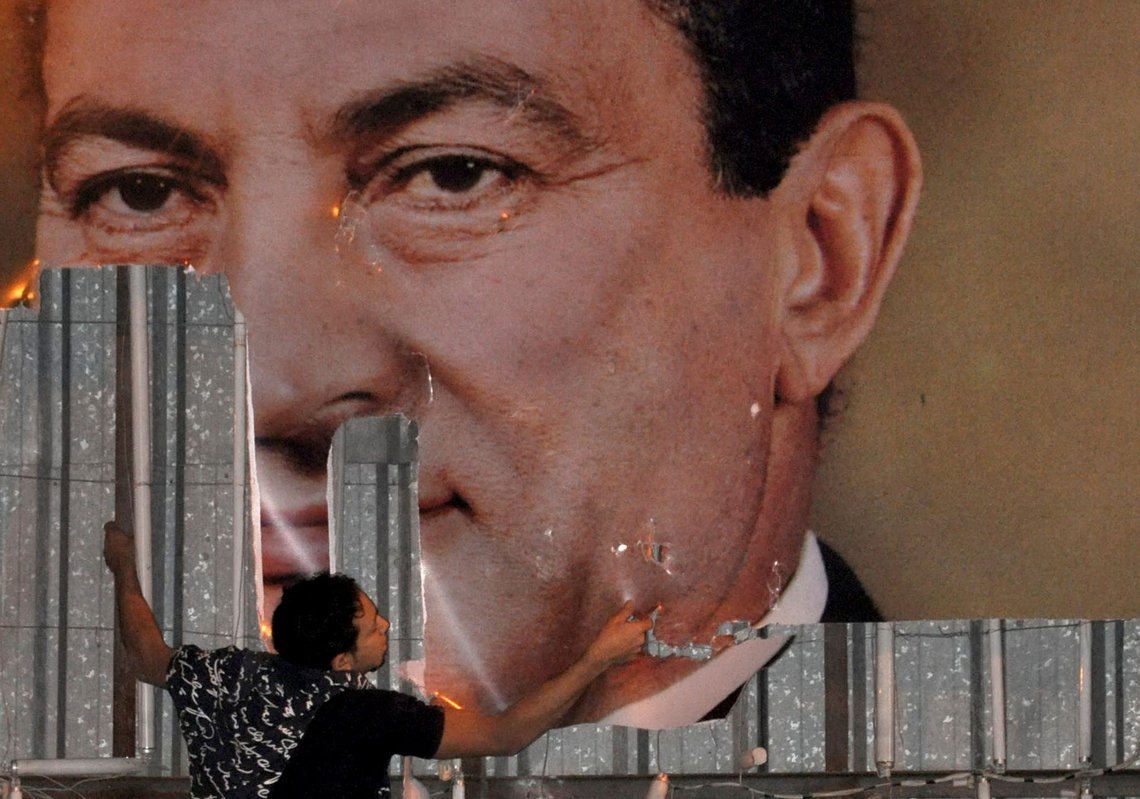 FILE PHOTO: An anti-government protester defaces a picture of Egypt's President Hosni Mubarak in Alexandria, 230 km (140 miles) north of Cairo, January 25, 2011. REUTERS/Stringer/File Photo TPX IMAGES OF THE DAY FILE PHOTO: An anti-government protester defaces a picture of Egypt's President Hosni Mubarak in Alexandria, 230 km (140 miles) north of Cairo, January 25, 2011. REUTERS/Stringer/File Photo TPX IMAGES OF THE DAY
