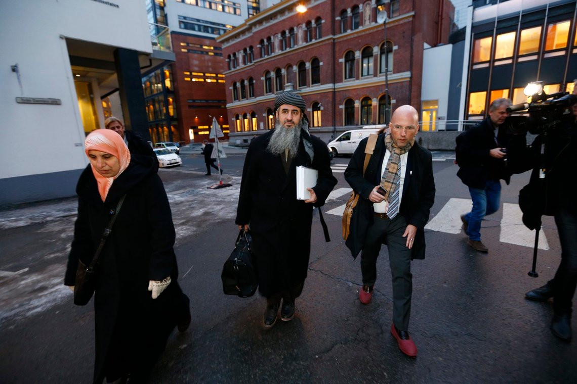 Oslo 20150127.
Mulla Krekar på rettsmøte i Borgarting lagmannsretts tirsdag i forbindelse med begjæring om å oppheve politiets beslutning om tvungent oppholdssted for Faraj Ahmad Najmudding (Mullah Krekar) på Kyrksæterøra.
Forsvarer Brynjar Meling, rettsmøtet administreres av tingrettsdommer Oddmund Svarteberg.
Foto: Gorm Kallestad / NTB scanpix Oslo 20150127.
Mulla Krekar på rettsmøte i Borgarting lagmannsretts tirsdag i forbindelse med begjæring om å oppheve politiets beslutning om tvungent oppholdssted for Faraj Ahmad Najmudding (Mullah Krekar) på Kyrksæterøra.
Forsvarer Brynjar Meling, rettsmøtet administreres av tingrettsdommer Oddmund Svarteberg.
Foto: Gorm Kallestad / NTB scanpix