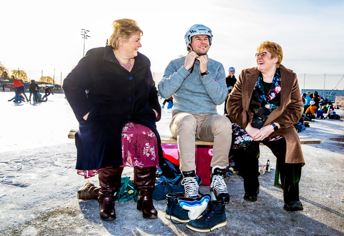 Oslo 20200203.
Regjeringen har satt av 60 millioner kroner til forsøk med fritidskortordninger i 2020. Ulike ordninger skal nå testes ut i noen få kommuner. Statsminister Erna Solberg (H), barne- og familieminister Kjell Ingolf Ropstad (KrF) og kunnskapsminister Trine Skei Grande tok turen til Sagene IF og skøytebanen på Voldsløkka i Oslo for å presentere nyheten mandag ettermiddag.
Foto: Ole Berg-Rusten / NTB scanpix Oslo 20200203.
Regjeringen har satt av 60 millioner kroner til forsøk med fritidskortordninger i 2020. Ulike ordninger skal nå testes ut i noen få kommuner. Statsminister Erna Solberg (H), barne- og familieminister Kjell Ingolf Ropstad (KrF) og kunnskapsminister Trine Skei Grande tok turen til Sagene IF og skøytebanen på Voldsløkka i Oslo for å presentere nyheten mandag ettermiddag.
Foto: Ole Berg-Rusten / NTB scanpix