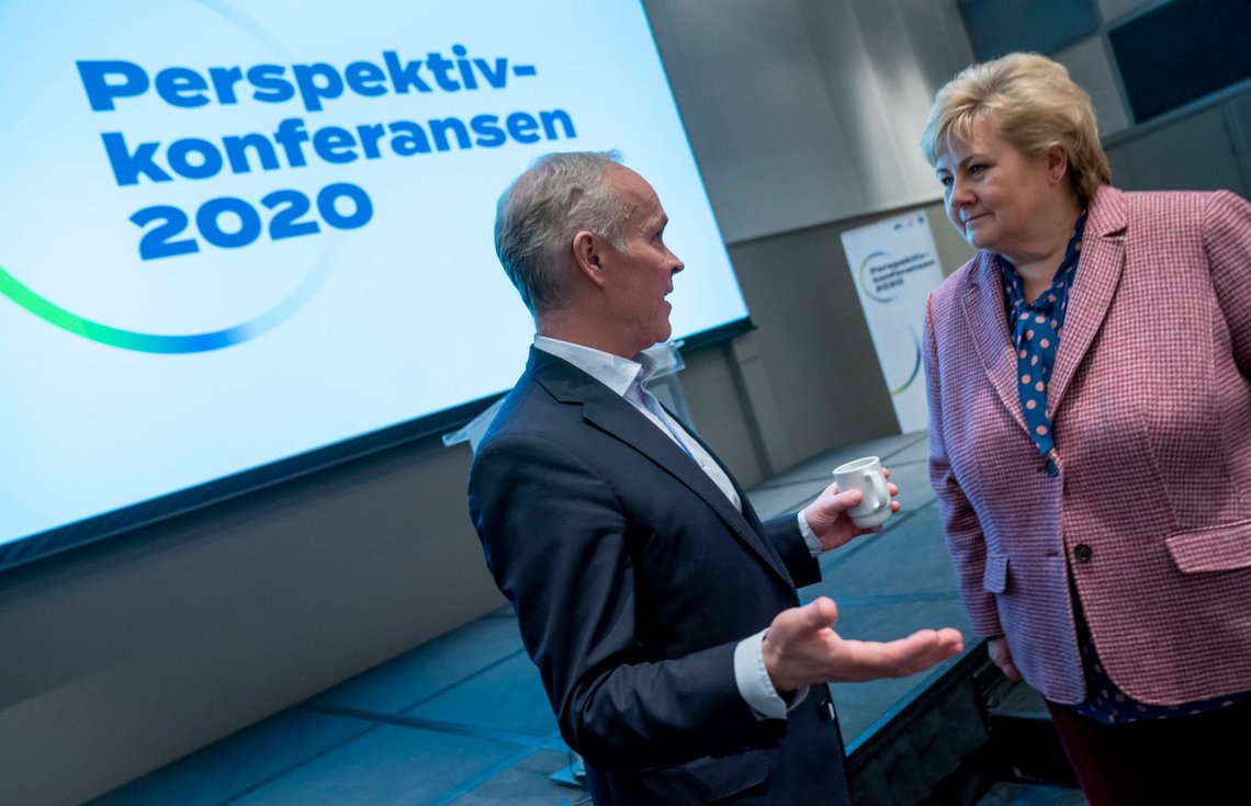 Oslo 20200211.
Statsminister Erna Solberg (H) og finansminister Jan Tore Sanner (H) i samtale på regjeringspartienes perspektivkonferanse, der de markerer oppstarten av den offentlige debatten om perspektivmeldingen.
Foto: Heiko Junge / NTB scanpix Oslo 20200211.
Statsminister Erna Solberg (H) og finansminister Jan Tore Sanner (H) i samtale på regjeringspartienes perspektivkonferanse, der de markerer oppstarten av den offentlige debatten om perspektivmeldingen.
Foto: Heiko Junge / NTB scanpix