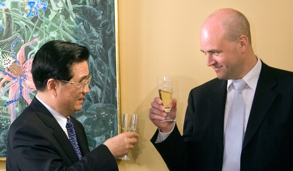 STOCKHOLM, SVERIGE 20070610:
Kinas president Hu Jintao skåler med Sveriges statsminister Fredrik Reinfeldt etter det som formodentlig var et vellykket møte i Stockholm søndag.
Foto: Maja Suslin / SCANPIX STOCKHOLM, SVERIGE 20070610:
Kinas president Hu Jintao skåler med Sveriges statsminister Fredrik Reinfeldt etter det som formodentlig var et vellykket møte i Stockholm søndag.
Foto: Maja Suslin / SCANPIX