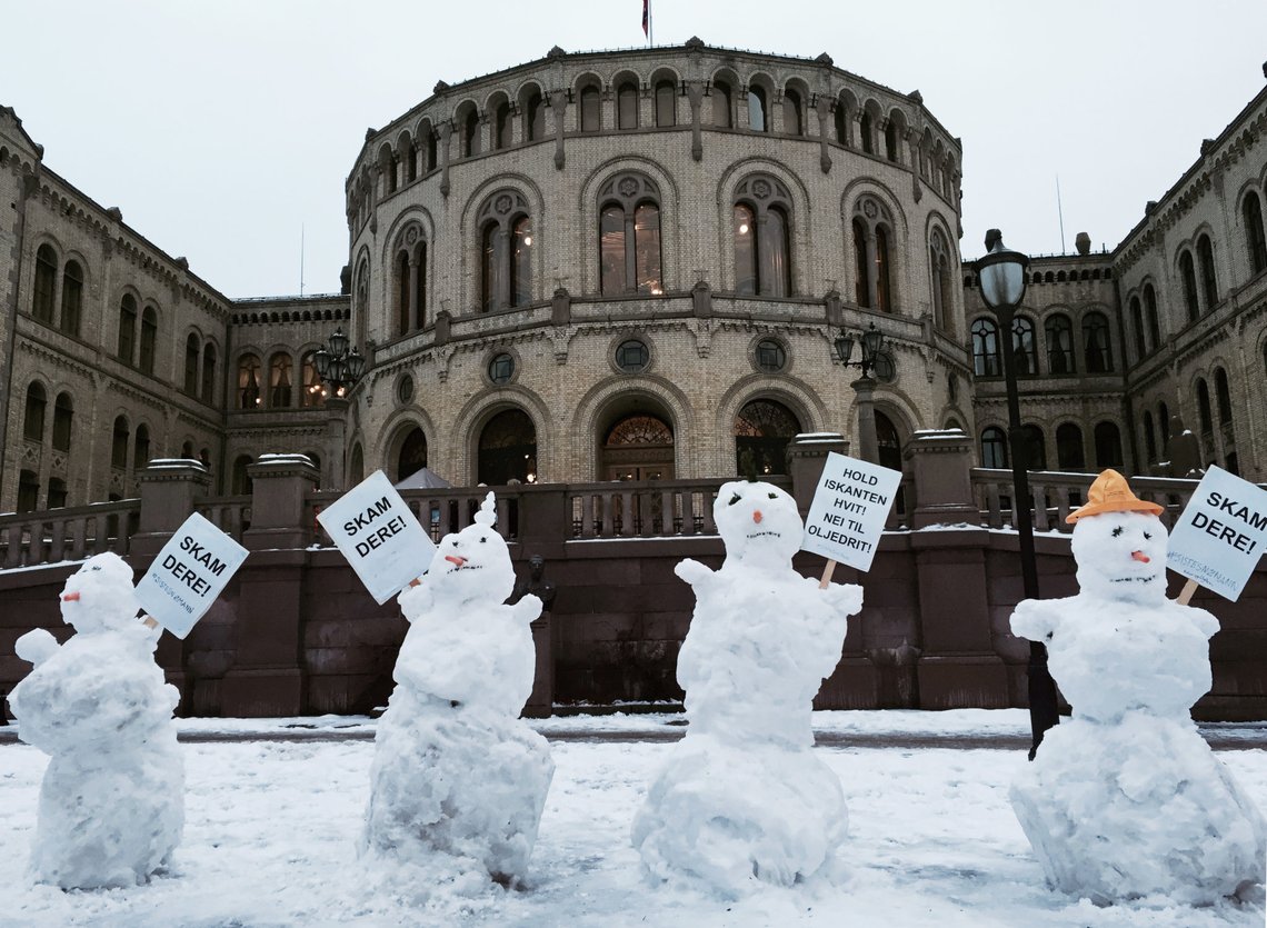 OSLO 20150124.
Iskald protest foran Stortinget lørdag ettermiddag. Regjeringen fastsatte tidligere denne uken en ny grense for havisen. Nå går iskanten nord for samtlige områder som er åpnet for olje- og gassvirksomhet. Flere er bekymret for at det betyr mer oljeindustri i sårbare områder, og lagde snømenn med plakater: "Hold iskanten "hvit" ! Nei til oljedrit !" og "Skam dere"!
Foto: Berit Roald / NTB scanpix OSLO 20150124.
Iskald protest foran Stortinget lørdag ettermiddag. Regjeringen fastsatte tidligere denne uken en ny grense for havisen. Nå går iskanten nord for samtlige områder som er åpnet for olje- og gassvirksomhet. Flere er bekymret for at det betyr mer oljeindustri i sårbare områder, og lagde snømenn med plakater: "Hold iskanten "hvit" ! Nei til oljedrit !" og "Skam dere"!
Foto: Berit Roald / NTB scanpix