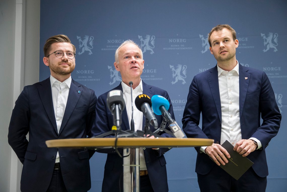 Oslo 20200207.
Finansminister Jan Tore Sanner (H), Klima- og miljøminister Sveinung Rotevatn (V) tv. og barne- og familieminister Kjell Ingolf Ropstad (KrF) th. informerer om Norges forsterkede klimamål for 2030.
Foto: Terje Pedersen / NTB scanpix Oslo 20200207.
Finansminister Jan Tore Sanner (H), Klima- og miljøminister Sveinung Rotevatn (V) tv. og barne- og familieminister Kjell Ingolf Ropstad (KrF) th. informerer om Norges forsterkede klimamål for 2030.
Foto: Terje Pedersen / NTB scanpix