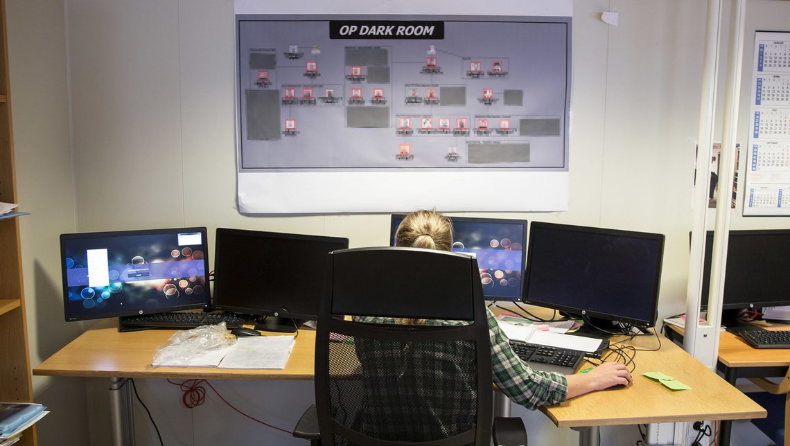 Bergen 20161120.
I dette rommet ved politihuset i Bergen har 25 personer jobbet med operasjon "Dark Room" i ti måneder. På veggene henger flere kart over de involverte i overgrepsnettverkene, og kontakten mellom dem. OBS kredit.
Foto: Simen Sundfjord Otterlei / NRK / NTB scanpix Bergen 20161120.
I dette rommet ved politihuset i Bergen har 25 personer jobbet med operasjon "Dark Room" i ti måneder. På veggene henger flere kart over de involverte i overgrepsnettverkene, og kontakten mellom dem. OBS kredit.
Foto: Simen Sundfjord Otterlei / NRK / NTB scanpix