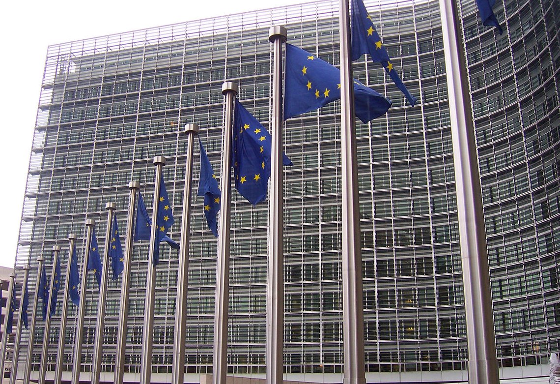 EU-flagg foran Berlaymont-bygningen i Brussel, der EU-kommisjonen har sitt hovedkvarter. Foto: Amio Cajander / Wikimedia Commons. EU-flagg foran Berlaymont-bygningen i Brussel, der EU-kommisjonen har sitt hovedkvarter. Foto: Amio Cajander / Wikimedia Commons.