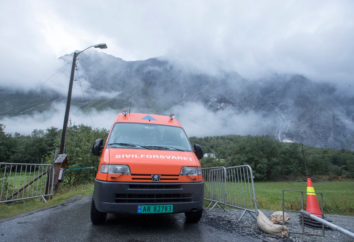 Rauma 20180811.
Det har vært regn og dårlig vær ved Veslemannen i hele natt. Det har vært stor bevegelse på fjellpartiet de siste dagene og sivilforsvaret er i beredskap hele døgnet.
Foto: Terje Pedersen / NTB scanpix Rauma 20180811.
Det har vært regn og dårlig vær ved Veslemannen i hele natt. Det har vært stor bevegelse på fjellpartiet de siste dagene og sivilforsvaret er i beredskap hele døgnet.
Foto: Terje Pedersen / NTB scanpix