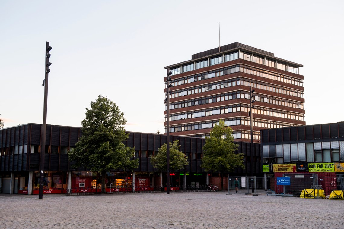Oslo 20170717.
Universitetet i Oslo på Blindern mandag kveld. I disse dager offentliggjøres første runde med opptak til høyere utdanning.
Foto: Jon Olav Nesvold / NTB scanpix Oslo 20170717.
Universitetet i Oslo på Blindern mandag kveld. I disse dager offentliggjøres første runde med opptak til høyere utdanning.
Foto: Jon Olav Nesvold / NTB scanpix