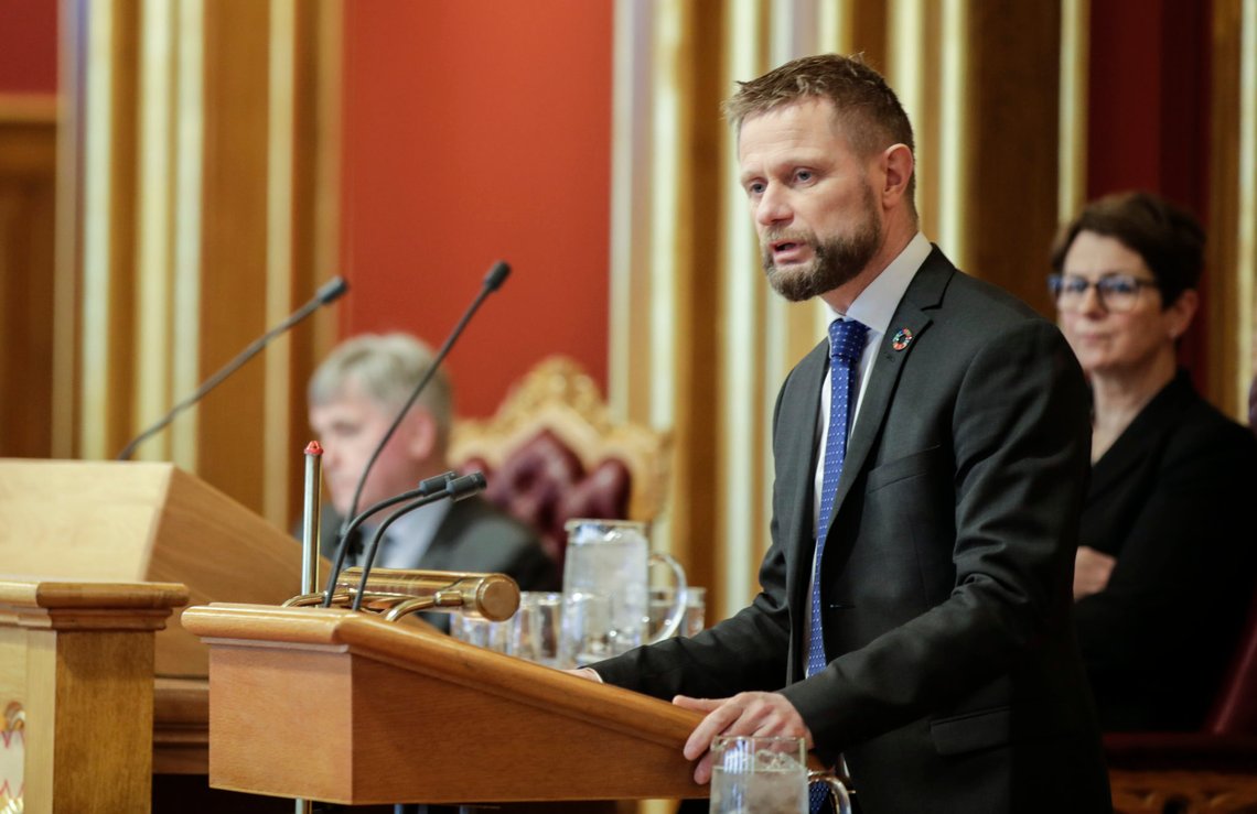 Helse- og omsorgsminister Bent Høie (H) har ikke ønsket å la seg vaksinere før det er hans tur. Et flertall av befolkningen er kritisk til at regjeringen vil gi 500 vaksinedoser til samfunnskritisk personell i regjeringen, Stortinget, Høyesterett, FHI, DSB og Slottet. Foto: Vidar Ruud / NTB Helse- og omsorgsminister Bent Høie (H) har ikke ønsket å la seg vaksinere før det er hans tur. Et flertall av befolkningen er kritisk til at regjeringen vil gi 500 vaksinedoser til samfunnskritisk personell i regjeringen, Stortinget, Høyesterett, FHI, DSB og Slottet. Foto: Vidar Ruud / NTB