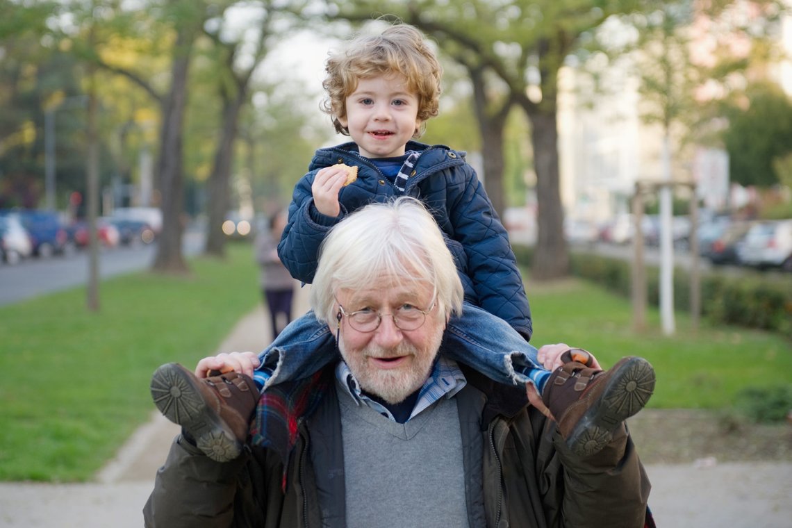 Bestefar sammen med sitt barnebarn, en liten gutt. Peker. Generasjoner. Omsorg. Sitter på skuldrene, spiser kjeks.
Grandfather with his grandchild
Foto: Jan Haas / NTB scanpix
NB! MODELLKLARERT Bestefar sammen med sitt barnebarn, en liten gutt. Peker. Generasjoner. Omsorg. Sitter på skuldrene, spiser kjeks.
Grandfather with his grandchild
Foto: Jan Haas / NTB scanpix
NB! MODELLKLARERT