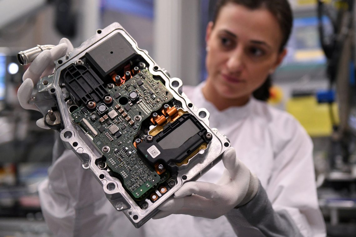 FILE PHOTO: An employee of German car parts maker Continental inspects a power electronics component at the factory of the company's Powertrain unit in Nuremberg, Germany, March 1, 2019. Picture taken March 1, 2019. REUTERS/Andreas Gebert/File Photo FILE PHOTO: An employee of German car parts maker Continental inspects a power electronics component at the factory of the company's Powertrain unit in Nuremberg, Germany, March 1, 2019. Picture taken March 1, 2019. REUTERS/Andreas Gebert/File Photo