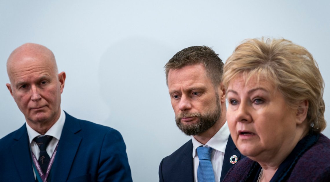 Oslo 20200312.
Statsminister Erna Solberg (t.h.) og helse- og omsorgsminister Bent Høie (i midten) sammen med direktør i Helsedirektoratet Bjørn Guldvog under et besøk til Beredskapsutvalget mot biologiske hendelser torsdag. I utvalget koordinerer sentrale aktører sin innsats for å beskytte liv, helse, og andre viktige samfunnsinteresser ved biologiske hendelser som pandemier. Beredskapsutvalget bruker denne arenaen for å koordinere innsatsen på tvers av sektorer, og gi en status for arbeidet med koronaviruset.
Foto: Heiko Junge / NTB scanpix Oslo 20200312.
Statsminister Erna Solberg (t.h.) og helse- og omsorgsminister Bent Høie (i midten) sammen med direktør i Helsedirektoratet Bjørn Guldvog under et besøk til Beredskapsutvalget mot biologiske hendelser torsdag. I utvalget koordinerer sentrale aktører sin innsats for å beskytte liv, helse, og andre viktige samfunnsinteresser ved biologiske hendelser som pandemier. Beredskapsutvalget bruker denne arenaen for å koordinere innsatsen på tvers av sektorer, og gi en status for arbeidet med koronaviruset.
Foto: Heiko Junge / NTB scanpix