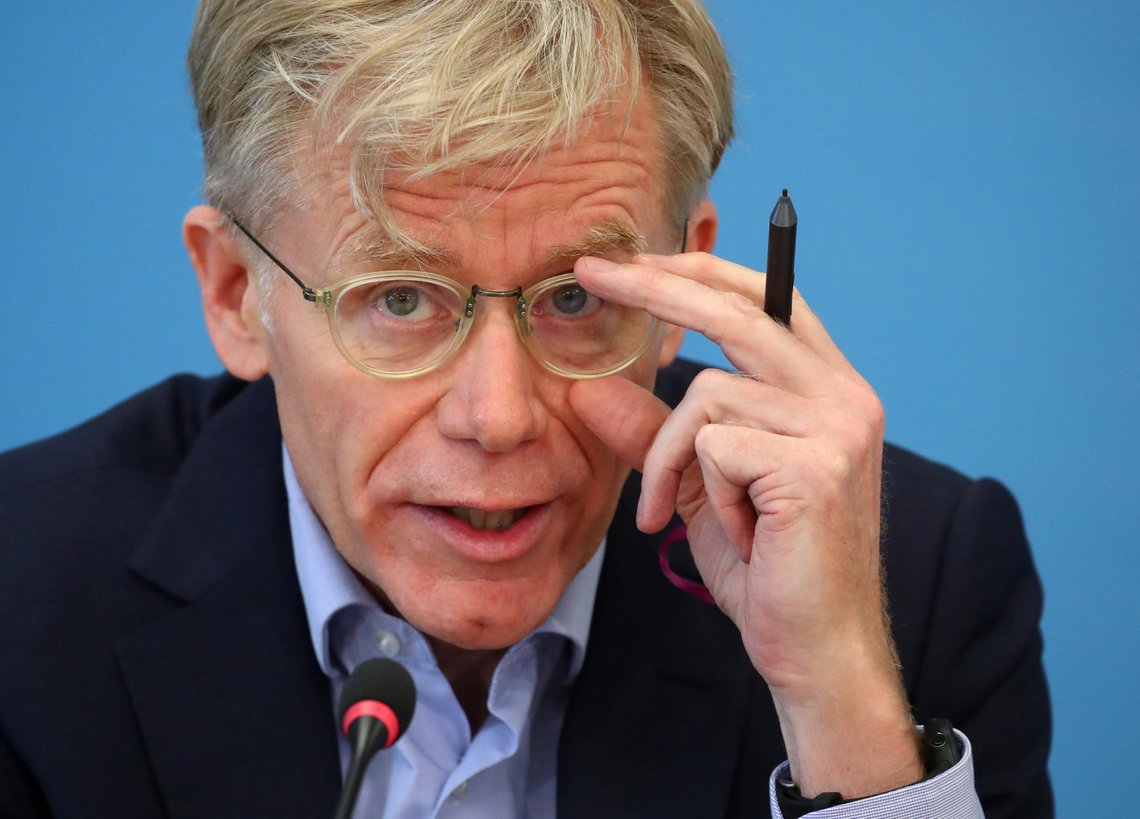 Bruce Aylward, International team lead for the WHO-China joint mission on COVID-19 coronavirus attends a news conference after his trip to China at the World Health Organization (WHO) in Geneva, Switzerland, 25 February, 2020. REUTERS/Denis Balibouse Bruce Aylward, International team lead for the WHO-China joint mission on COVID-19 coronavirus attends a news conference after his trip to China at the World Health Organization (WHO) in Geneva, Switzerland, 25 February, 2020. REUTERS/Denis Balibouse
