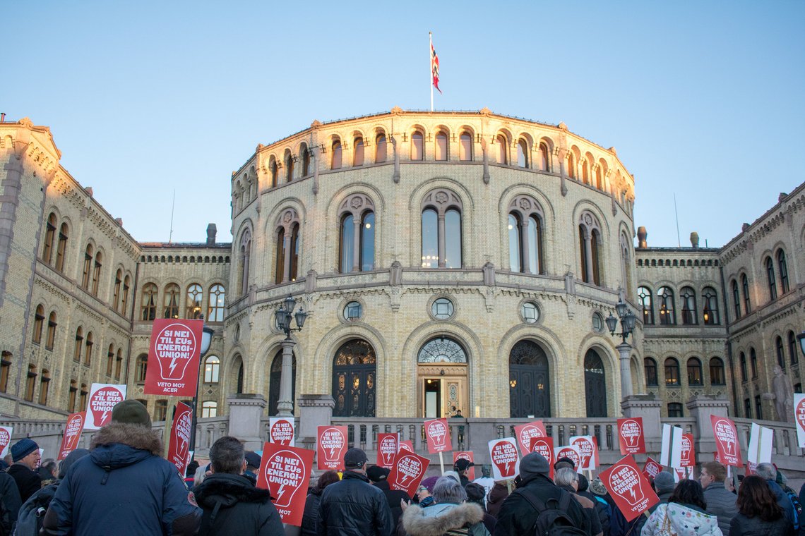 Demonstrasjon mot norsk medlemskap i EUs energiunion foran Stortinget den 19. mars 2018. Foto: Nei til EU / Flickr (CC BY-NC-SA 2.0). Demonstrasjon mot norsk medlemskap i EUs energiunion foran Stortinget den 19. mars 2018. Foto: Nei til EU / Flickr (CC BY-NC-SA 2.0).