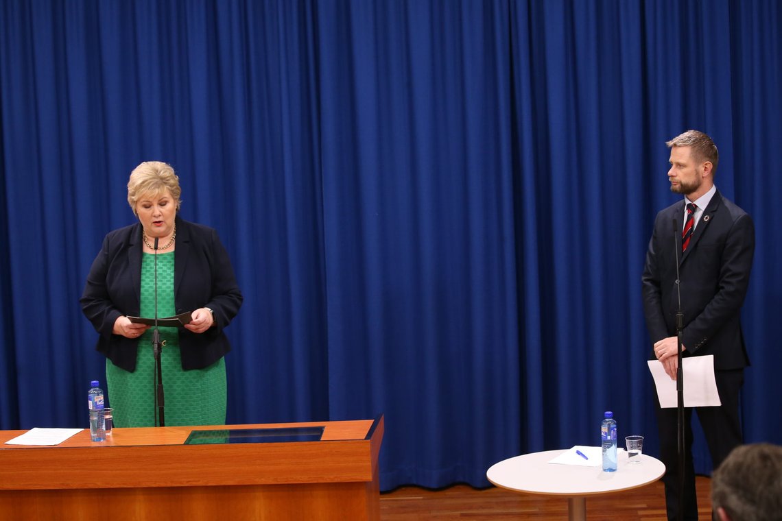 Oslo 20200318.
Statsminister Erna Solberg, justisminister Monica Mæland, helseminister Bent Høie, avdelingsdirektør i Folkehelseinstituttet Line Vold og fungerende assisterende direktør i Helsedirektoratet Espen Nakstad med en felles pressekonferanse om spredning av koronaviruset blant befolkningen.
Foto: Ørn E. Borgen / NTB scanpix Oslo 20200318.
Statsminister Erna Solberg, justisminister Monica Mæland, helseminister Bent Høie, avdelingsdirektør i Folkehelseinstituttet Line Vold og fungerende assisterende direktør i Helsedirektoratet Espen Nakstad med en felles pressekonferanse om spredning av koronaviruset blant befolkningen.
Foto: Ørn E. Borgen / NTB scanpix