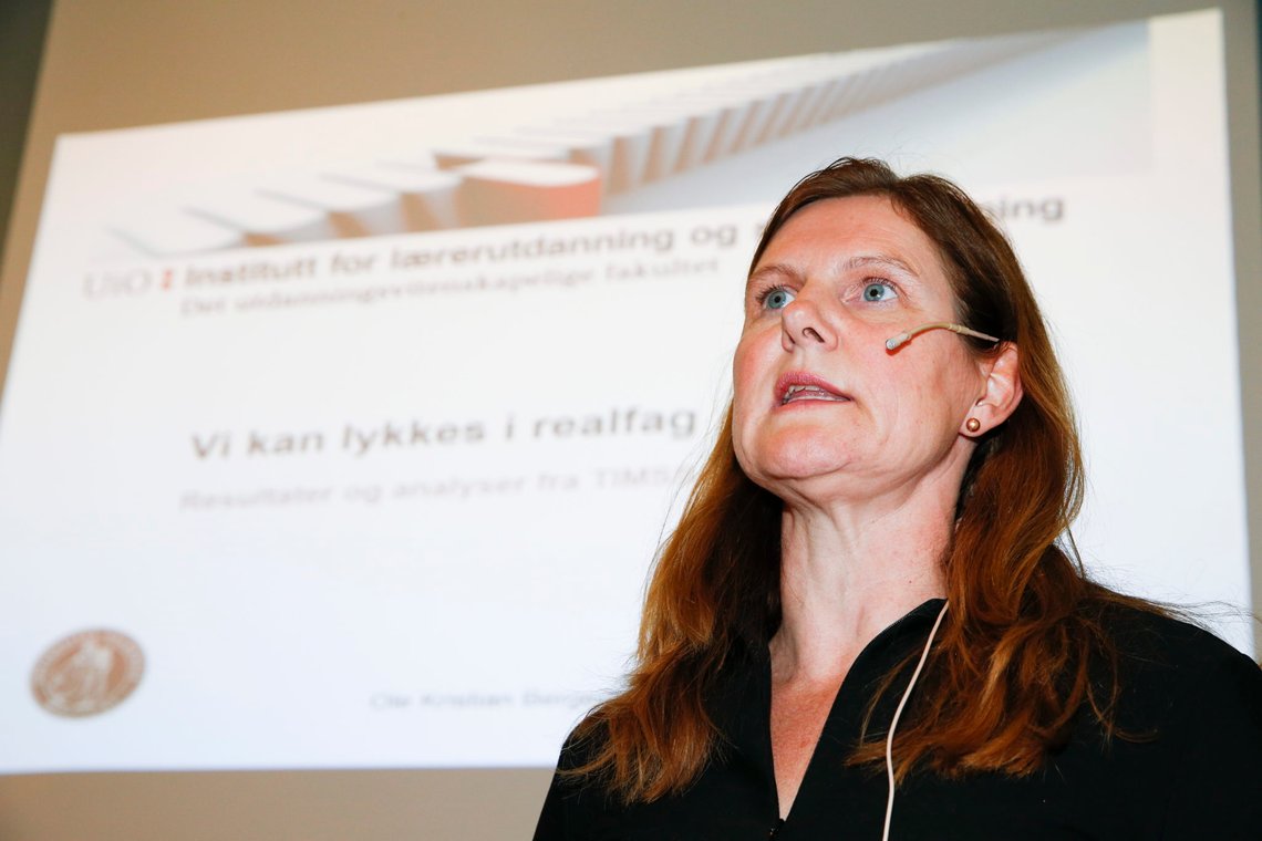 Oslo 20161129.
Direktør i Utdanningsdepartementet Hege Nilssen kommenterer tallene fra undersøkelsen i TIMMS. Pressetreff på Majorstua skole i Oslo. Resultatene fra de to internasjonale undersøkelsene TIMSS 2015 og TIMSS Advanced 2015 blir offentliggjort. Hvordan gjør norske elever det i matematikk og naturfag sammenlignet med elever fra andre land?
Foto: Terje Pedersen / NTB scanpix Oslo 20161129.
Direktør i Utdanningsdepartementet Hege Nilssen kommenterer tallene fra undersøkelsen i TIMMS. Pressetreff på Majorstua skole i Oslo. Resultatene fra de to internasjonale undersøkelsene TIMSS 2015 og TIMSS Advanced 2015 blir offentliggjort. Hvordan gjør norske elever det i matematikk og naturfag sammenlignet med elever fra andre land?
Foto: Terje Pedersen / NTB scanpix