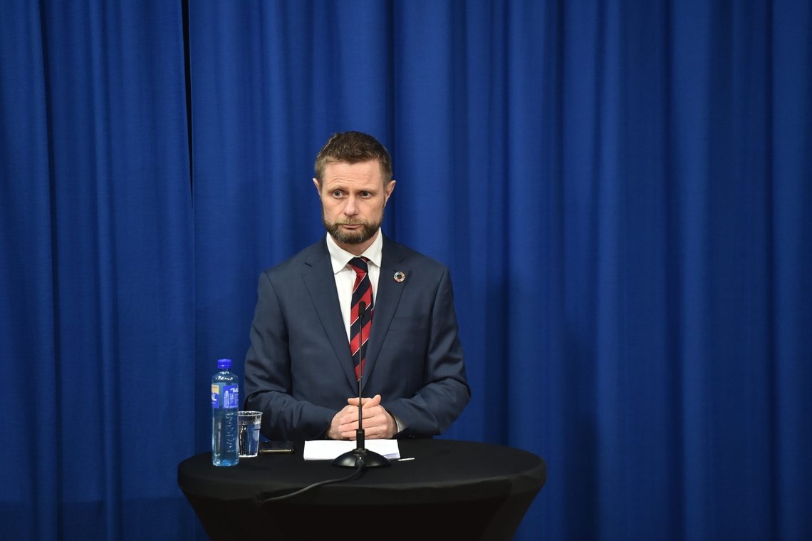 Oslo 20200320.
Justisminister Monica Mæland (bilde) og helseminister Bent Høie (bilde) orienterer fredag ettermiddag om håndteringen av koronavirusutbruddet i Norge og de konsekvenser det har på en felles pressekonferanse med justisdepartementet, helsedepartementet, Folkehelseinstituttet og Helsedirektoratet. Avdelingsdirektør i Folkehelseinstituttet, Line Vold, og fungerende assisterende direktør i Helsedirektoratet, Espen Nakstad, vil også være til stede.
Foto: Fredrik Varfjell / NTB scanpix Oslo 20200320.
Justisminister Monica Mæland (bilde) og helseminister Bent Høie (bilde) orienterer fredag ettermiddag om håndteringen av koronavirusutbruddet i Norge og de konsekvenser det har på en felles pressekonferanse med justisdepartementet, helsedepartementet, Folkehelseinstituttet og Helsedirektoratet. Avdelingsdirektør i Folkehelseinstituttet, Line Vold, og fungerende assisterende direktør i Helsedirektoratet, Espen Nakstad, vil også være til stede.
Foto: Fredrik Varfjell / NTB scanpix