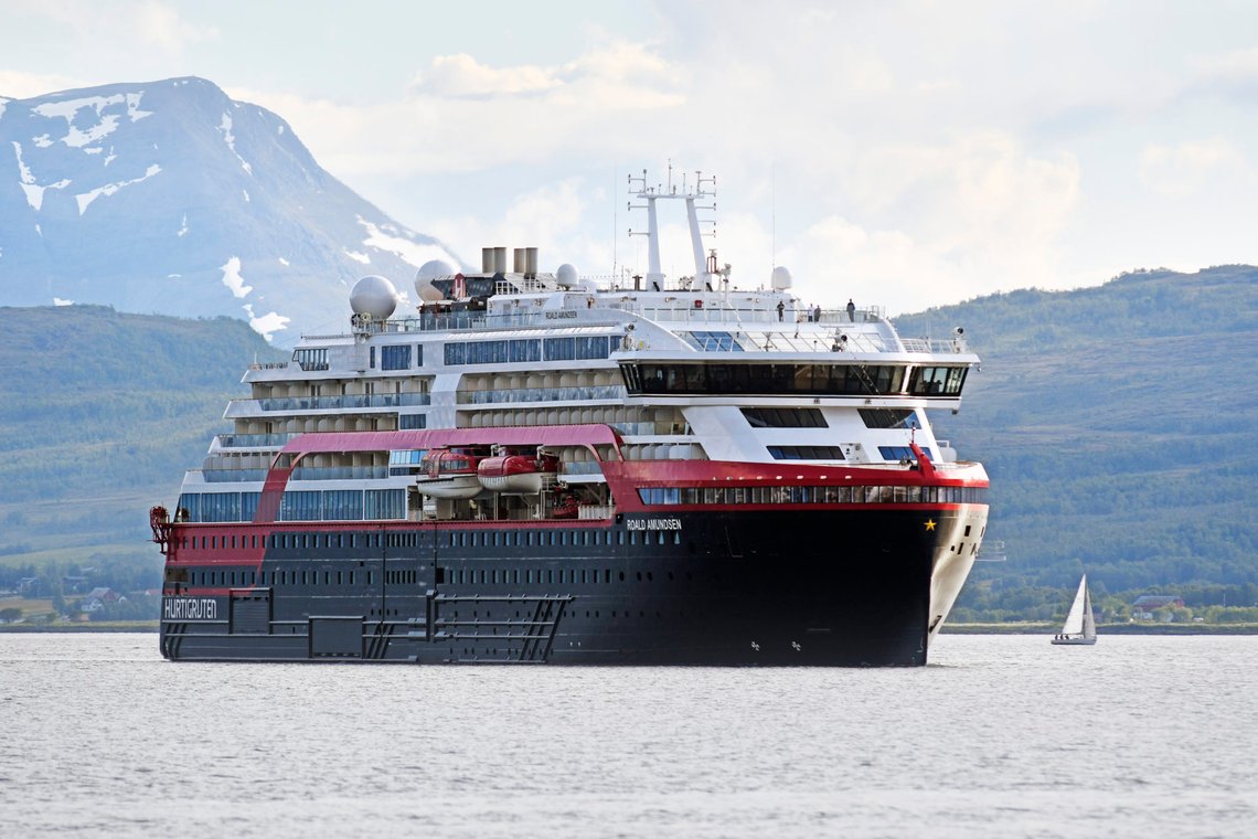 Tromsø 20190702.
Hurtigrutens splitter nye ekspedisjonsskip MS Roald Amundsen ankommer her Tromsø tirsdags kveld. I morgen skal det ut på sin jomfrutur.
Foto: Rune Stoltz Bertinussen / NTB scanpix Tromsø 20190702.
Hurtigrutens splitter nye ekspedisjonsskip MS Roald Amundsen ankommer her Tromsø tirsdags kveld. I morgen skal det ut på sin jomfrutur.
Foto: Rune Stoltz Bertinussen / NTB scanpix