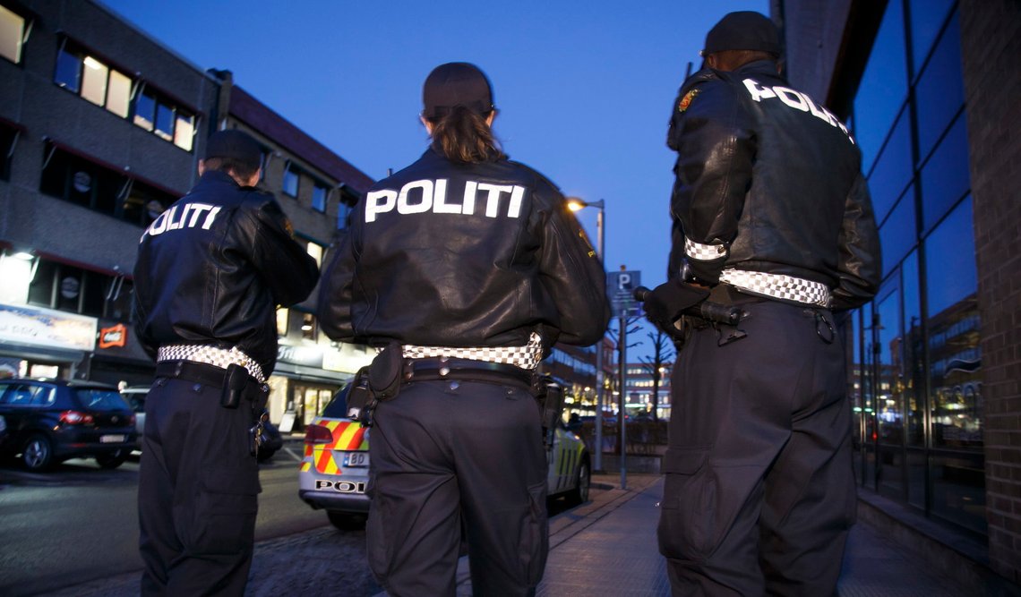 SKI 20161213.
Politiet i arbeid. Tre politifolk patruljerer gatene i Ski. NB! Modellklarert til redaksjonell bruk.
Foto: Heiko Junge / NTB scanpix SKI 20161213.
Politiet i arbeid. Tre politifolk patruljerer gatene i Ski. NB! Modellklarert til redaksjonell bruk.
Foto: Heiko Junge / NTB scanpix
