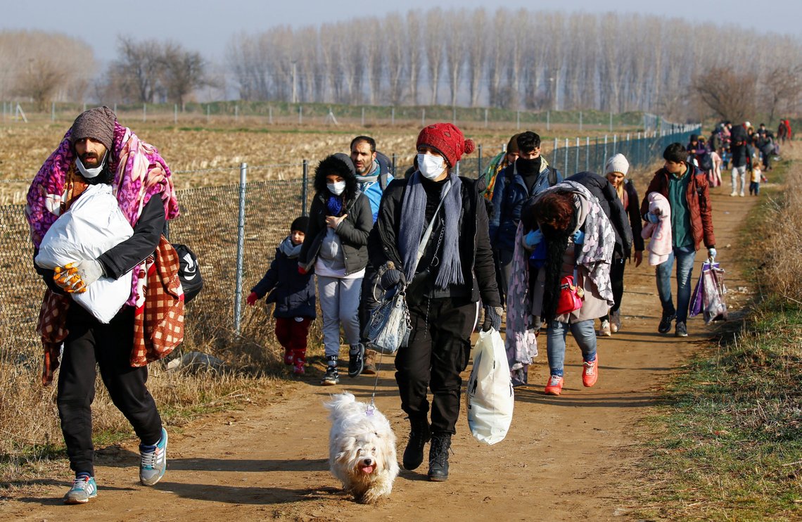 Migrants walk towards the Turkey's Pazarkule border crossing with Greece's Kastanies, in Edirne, Turkey March 1, 2020. REUTERS/Huseyin Aldemir Migrants walk towards the Turkey's Pazarkule border crossing with Greece's Kastanies, in Edirne, Turkey March 1, 2020. REUTERS/Huseyin Aldemir