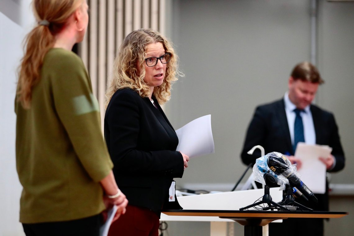 Oslo 20200321.
Linda Granlund som er divisjonsdirektør for folkehelse og forebygging i Helsedirektoratet, fungerende assisterende helsedirektør Espen Rostrup Nakstad og avdelingsdirektør Line Vold i Folkehelseinstituttet (FHI) under pressekonferanse om koronaviruset lørdag.
Foto: Håkon Mosvold Larsen / NTB scanpix Oslo 20200321.
Linda Granlund som er divisjonsdirektør for folkehelse og forebygging i Helsedirektoratet, fungerende assisterende helsedirektør Espen Rostrup Nakstad og avdelingsdirektør Line Vold i Folkehelseinstituttet (FHI) under pressekonferanse om koronaviruset lørdag.
Foto: Håkon Mosvold Larsen / NTB scanpix