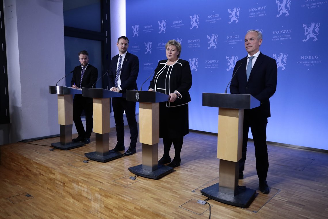 Oslo 20200313.
Statsminister Erna Solberg (H), finansminister Jan Tore Sanner (H), Barne- og familieminister Kjell Ingolf Ropstad (KrF) og arbeids- og sosialminister
Torbjørn Røe Isaksen (H) legger fram tiltakspakke i forbindelse med koronaviruset.
Foto: Lise Åserud / NTB scanpix Oslo 20200313.
Statsminister Erna Solberg (H), finansminister Jan Tore Sanner (H), Barne- og familieminister Kjell Ingolf Ropstad (KrF) og arbeids- og sosialminister
Torbjørn Røe Isaksen (H) legger fram tiltakspakke i forbindelse med koronaviruset.
Foto: Lise Åserud / NTB scanpix