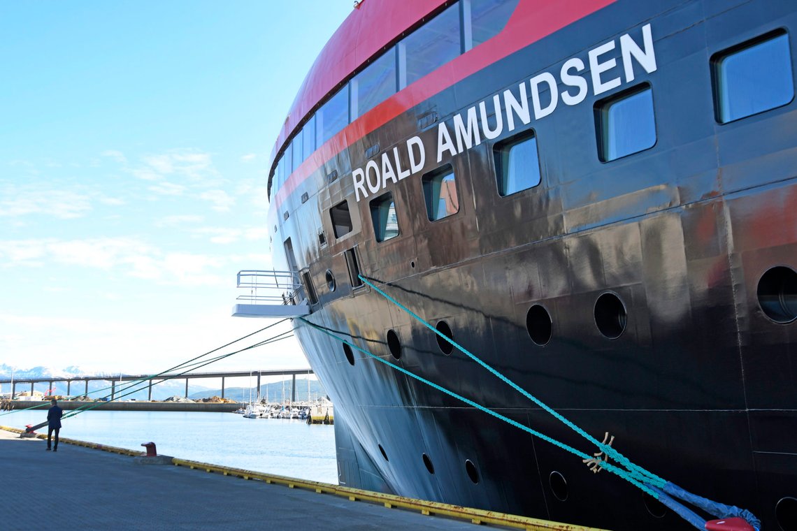 Tromsø 20190703.
Hurtigrutens splitter nye ekspedisjonsskip MS Roald Amundsen ved kai iTromsø i dag. Senere på dagen skal det ut på sin jomfrutur.
Foto: Rune Stoltz Bertinussen / NTB scanpix Tromsø 20190703.
Hurtigrutens splitter nye ekspedisjonsskip MS Roald Amundsen ved kai iTromsø i dag. Senere på dagen skal det ut på sin jomfrutur.
Foto: Rune Stoltz Bertinussen / NTB scanpix